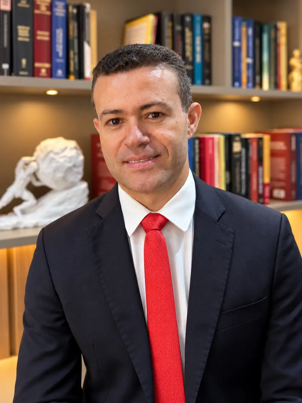 Dr. Carlos Silva em seu escritório