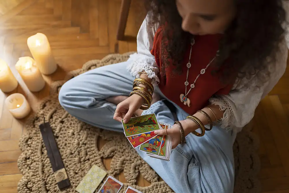 Cartas de tarô em uma mesa com velas