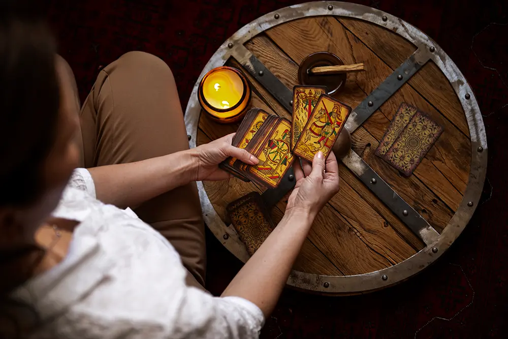 Mesa com cristais, cartas e velas